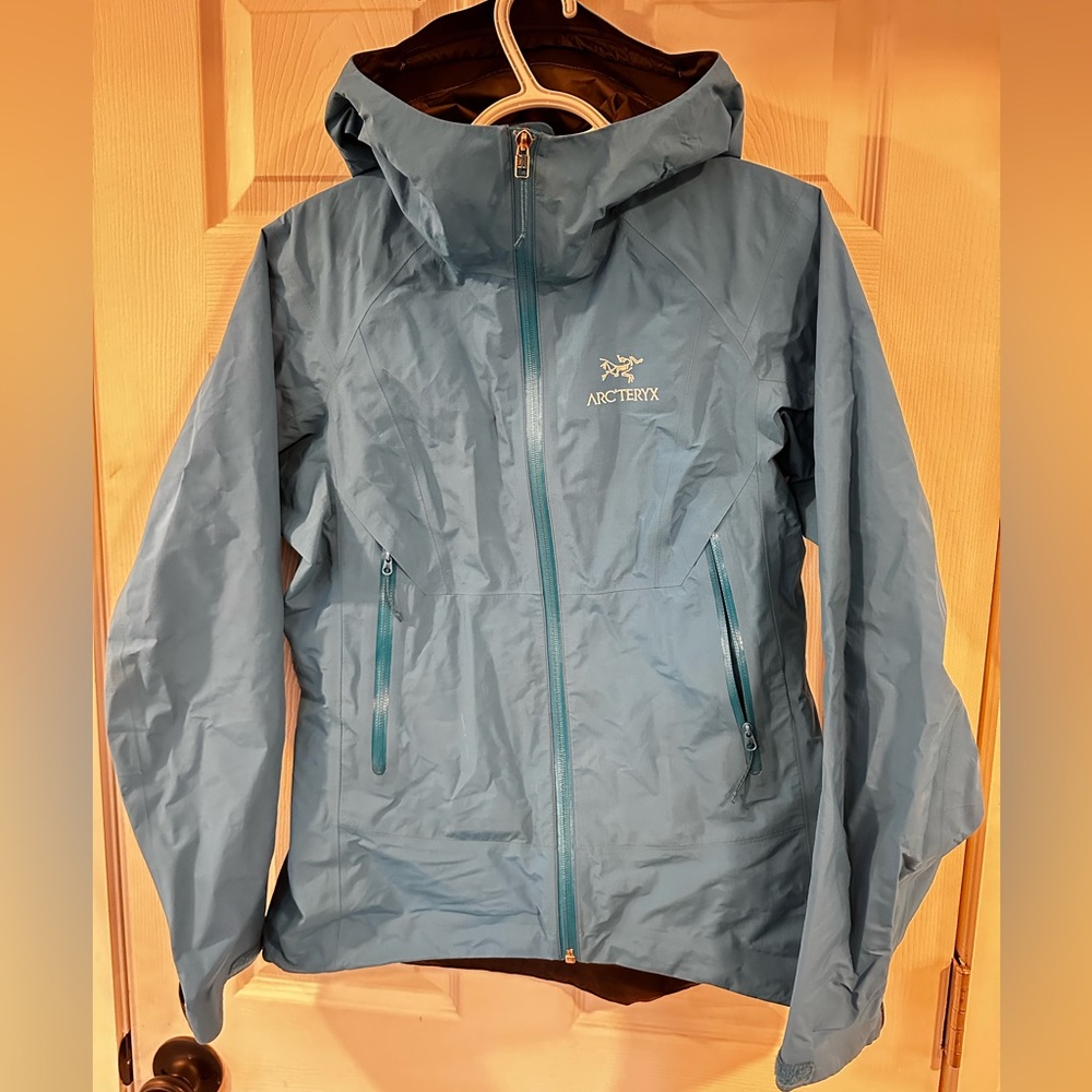 Med Arc’teryx windbreaker shell
